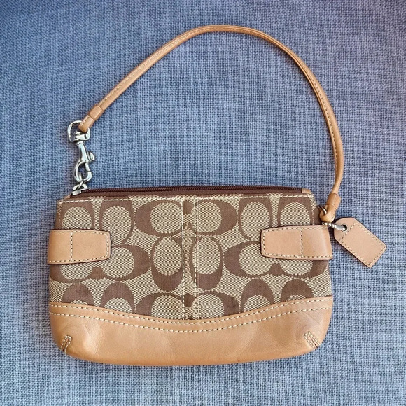 Coach Tan Wristlet Signature C Jacquard Fabric With Leather Trim - Picture 2 of 4